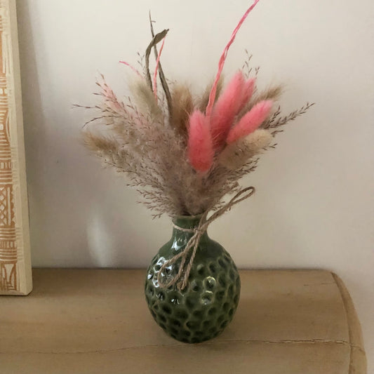 Petit vase avec fleurs séchées