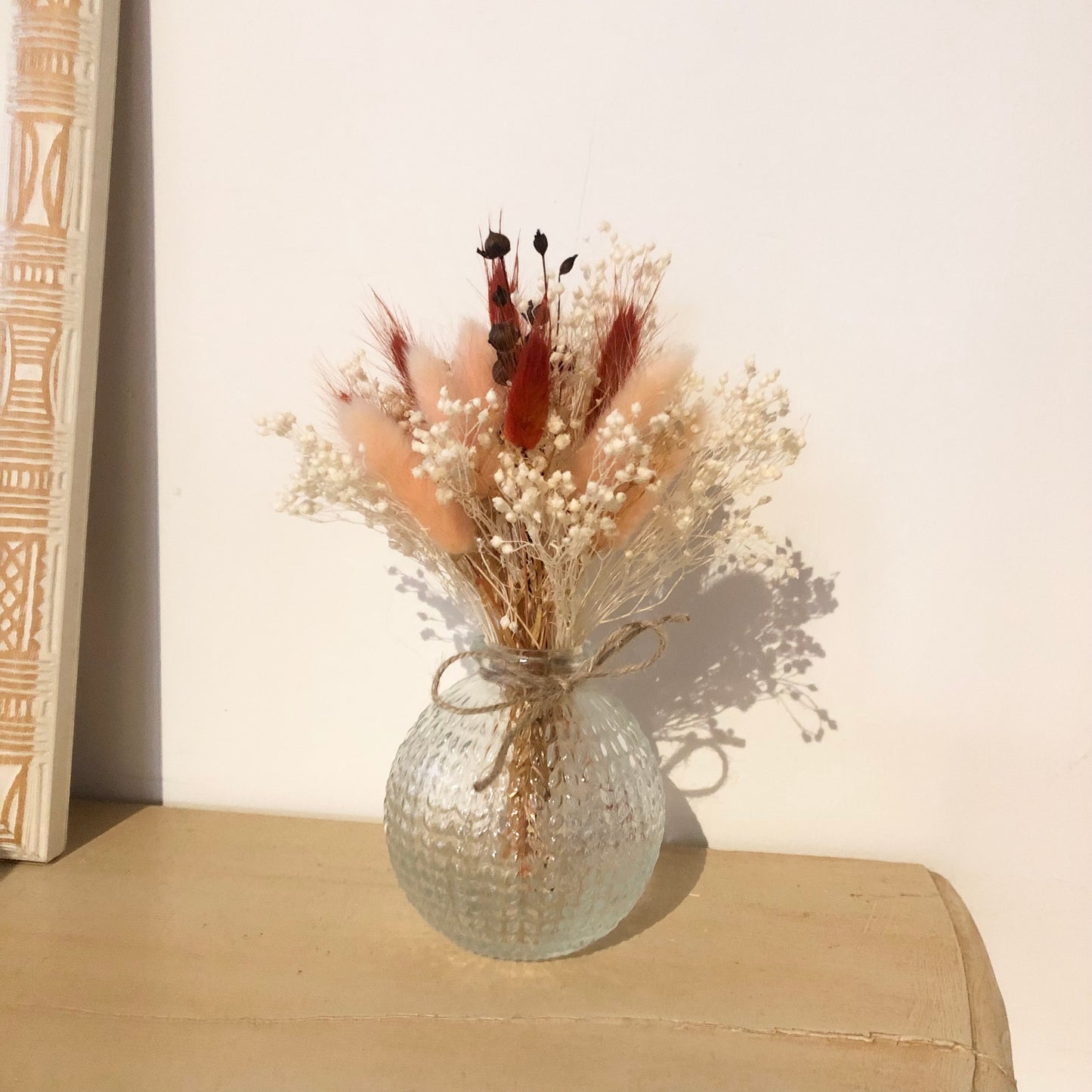 Petit vase avec fleurs séchées